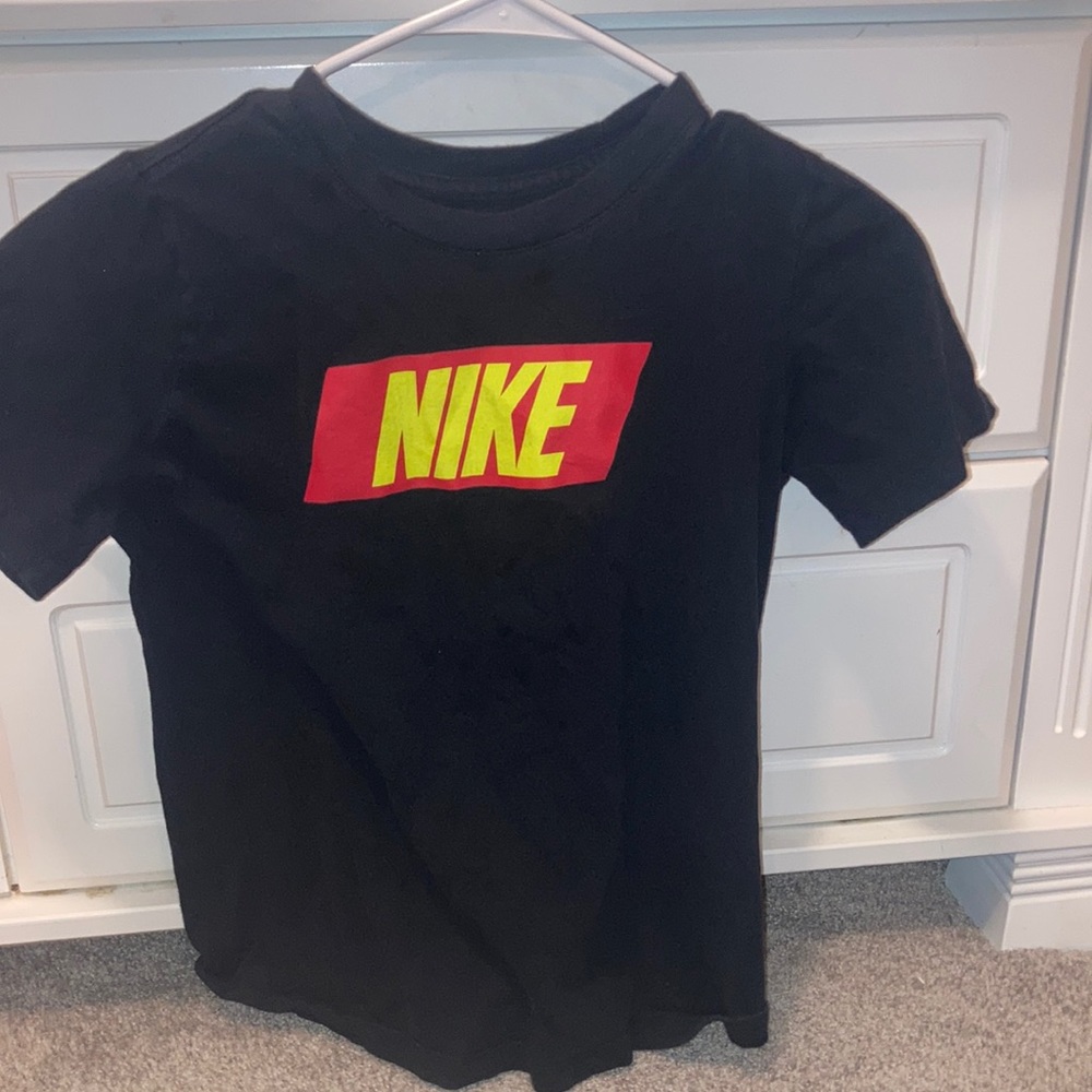 Nike boys M shirt
